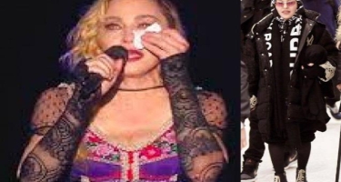 Səhnədə yıxılan Madonna ağlamağa başladı - FOTO