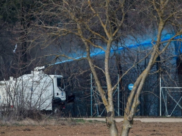 Yunanıstan polisi miqrantları sərhəddən uzaqlaşdırmaq üçün rəngli boyalardan istifadə edir