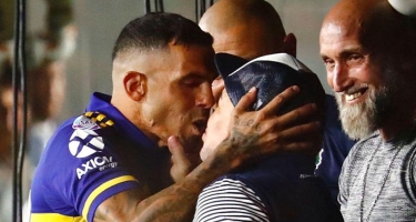 Çempionluq matçında maraqlı olay: Maradonanın dodağından öpdü -  FOTO