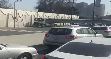Bakıda beton daşıyan yük avtomobili qəza törətdi - Şəhərə giriş bağlandı - VİDEO