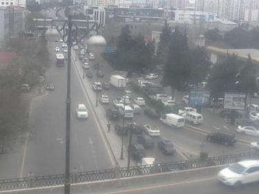 Bakıda yol qəzası prospektdə tıxac yaratdı - FOTO