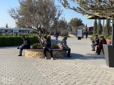 Bakıda avtobus gözləmə yerlərində oturacaqlardan istifadəyə qadağa qoyuldu - FOTO