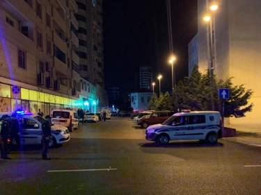 Bakıda külək Neftçilər xəstəxanasının dam örtüyünün bir hissəsini uçurub - FOTO