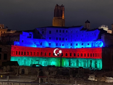 Qədim Romanın “Mercati di Traiano” abidə kompleksi Azərbaycan bayrağının rəngləri ilə işıqlandırılıb - FOTO