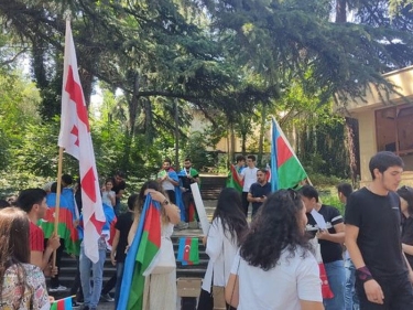 Azərbaycanın Gürcüstandakı səfirliyinin qarşısında orduya dəstək aksiyası keçirilir - FOTO