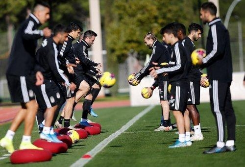 “Beşiktaş” 3 futbolçusunu icarəyə verdi