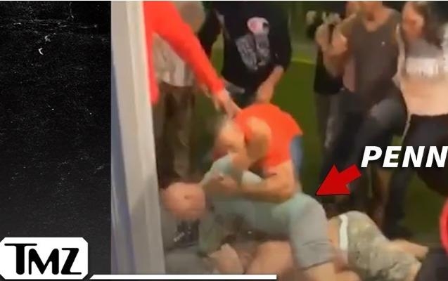 Keçmiş UFC çempionu küçə davasında nokauta salındı - Video