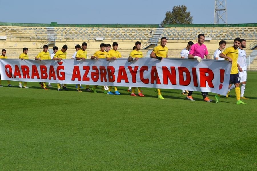 ''Kəpəz'' oyuna “Qarabağ Azərbaycandır!” plakatı ilə çıxdı - Şəkillər