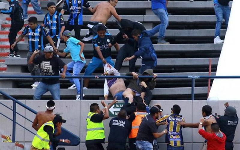 Azarkeşlər arasında dava düşdü, futbolçular meydandan qaçdı - Video