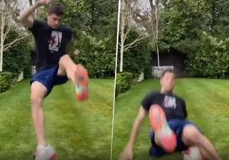 ''Çelsi''nin futbolçusu topa  vurarkən yıxıldı - Video