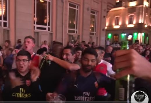 İngilis fanatları pivə içib ''Arsenal'' dedi - Video