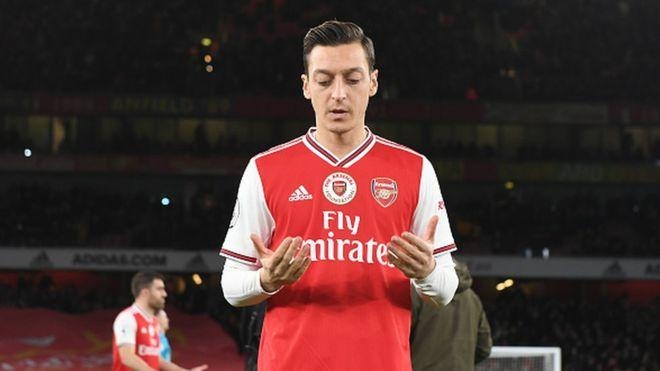 Özil oruc tutanlara yardım etdi