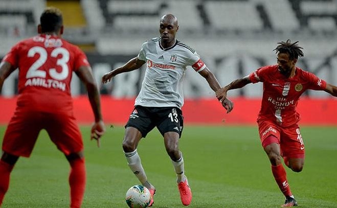 ''Beşiktaş'' uduzdu, ''Başakşəhər''dən qələbə