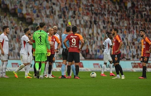 ''Qalatasaray''a çempionluq yolunda zərbə, ''Fənərbaxça'' uduzdu