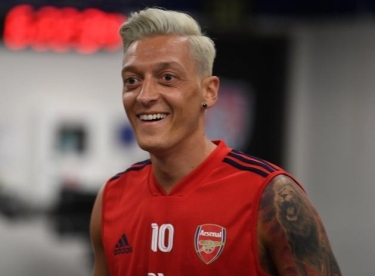 Məsut Özil saçını ağ rəngə boyadı –Şəkillər