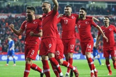 Türkiyə millisində dəyişiklik -  9 futbolçu heyətdən çıxarıldı