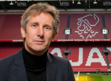 Van der Sar daha 4 il 