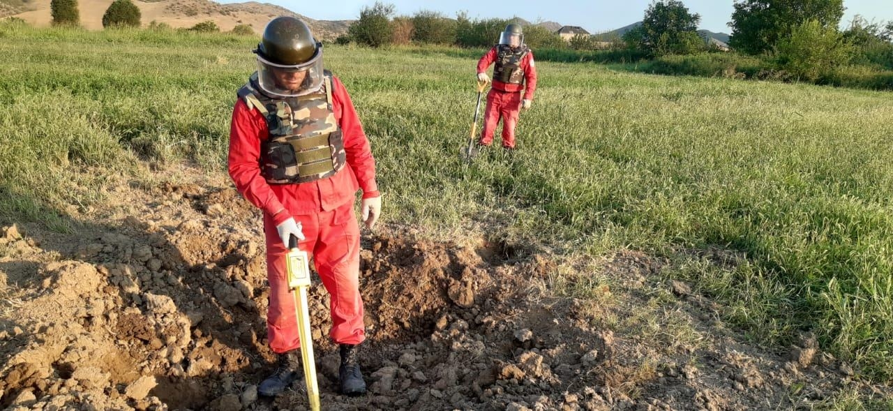 Tovuz rayonuda partlamamış top mərmisi aşkar olunub (FOTO)