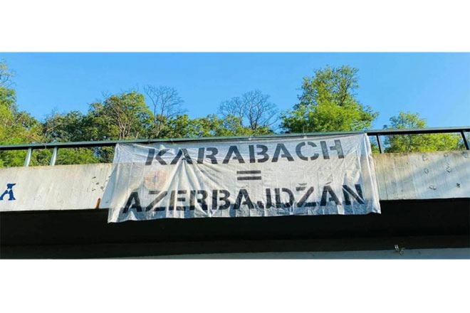 Praqanın mərkəzi körpüsünün üzərindən ''Qarabağ Azərbaycandır!'' posteri asılıb