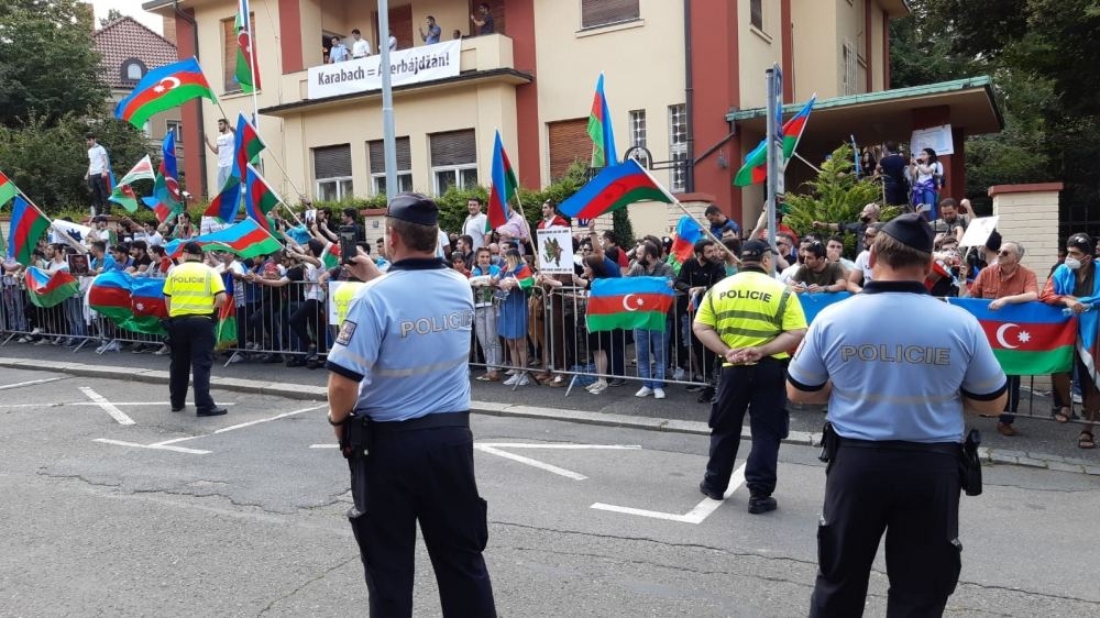 Praqada azərbaycanlıların aksiyası keçirilir (FOTO)