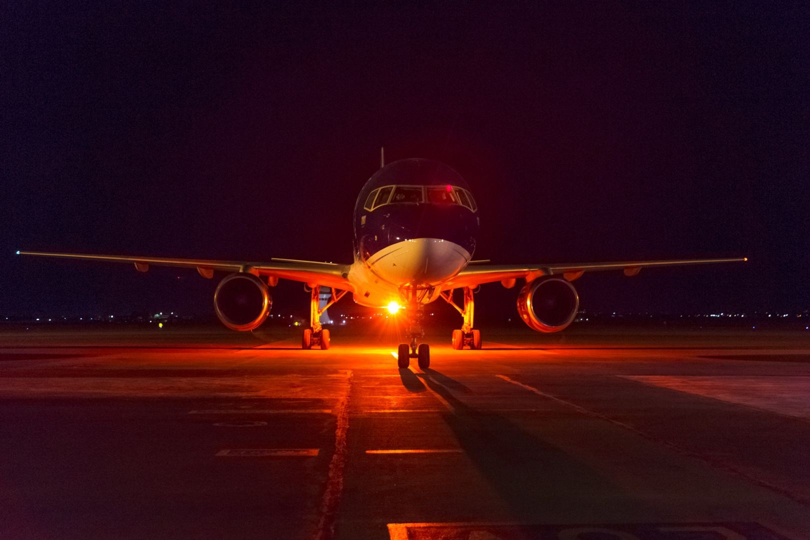 AZAL-ın reysi ilə 117 nəfər azərbaycanlı Almatadan Bakıya gətirilib (FOTO)