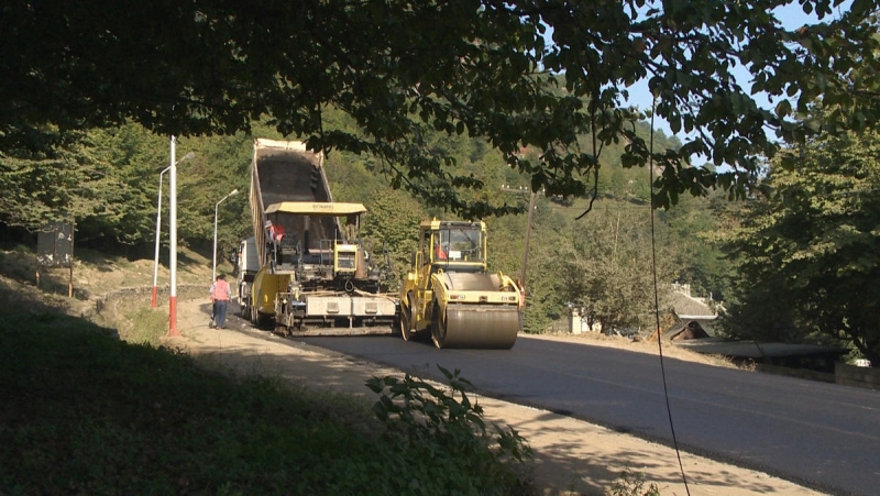 Lənkəran-Lerik avtomobil yolunun yenidən qurulması davam etdirilir (FOTO)