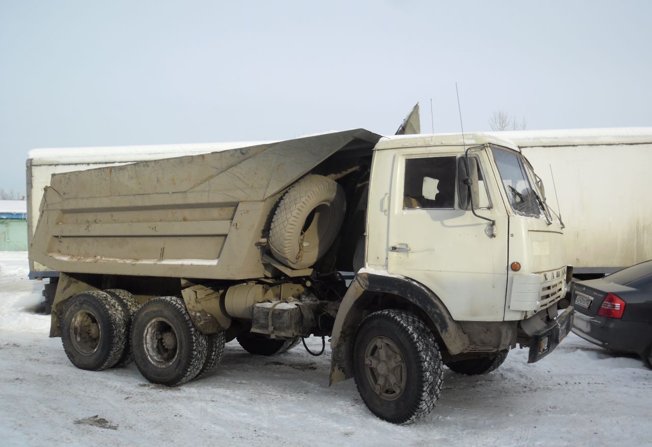 Metal qırıntıları ilə dolu ''Kamaz'' yerüstü piyada keçidinə çırpıldı