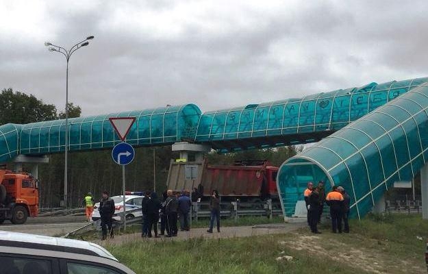 Metal qırıntıları ilə dolu ''Kamaz'' yerüstü piyada keçidinə çırpıldı