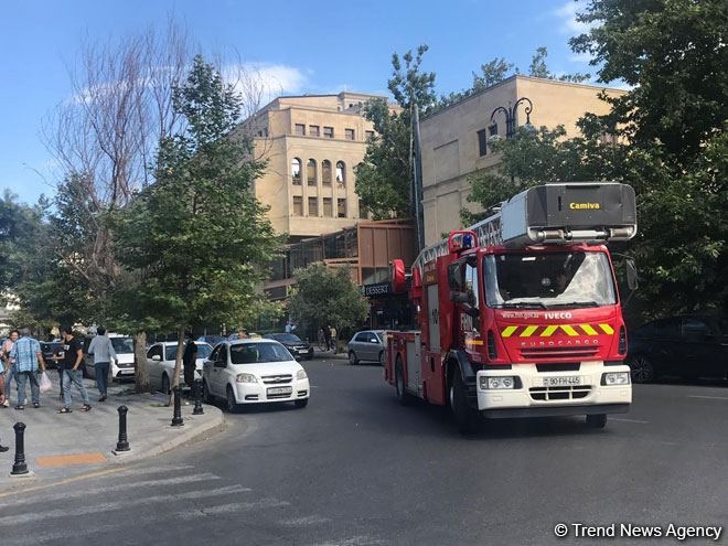 Bakının mərkəzində binada yanğın başlayıb (FOTO)
