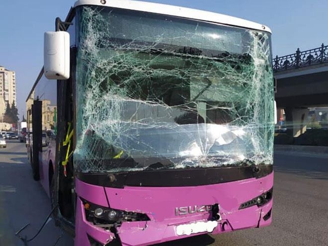 Bakıda iki sərnişin avtobusu toqquşub, xəsarət alan var (FOTO)