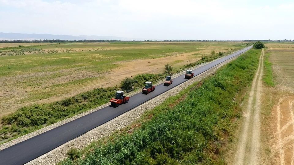 Ağsuda 9 yaşayış məntəqəsinin yollarının yenidən qurulması yekunlaşır (FOTO)