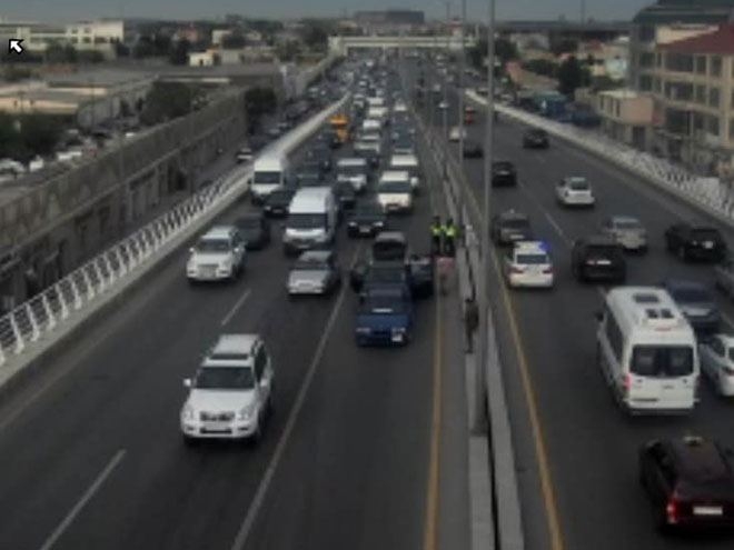 Bakın əsas prospektlərindən birində qəza - avtobuslar gecikir (FOTO)