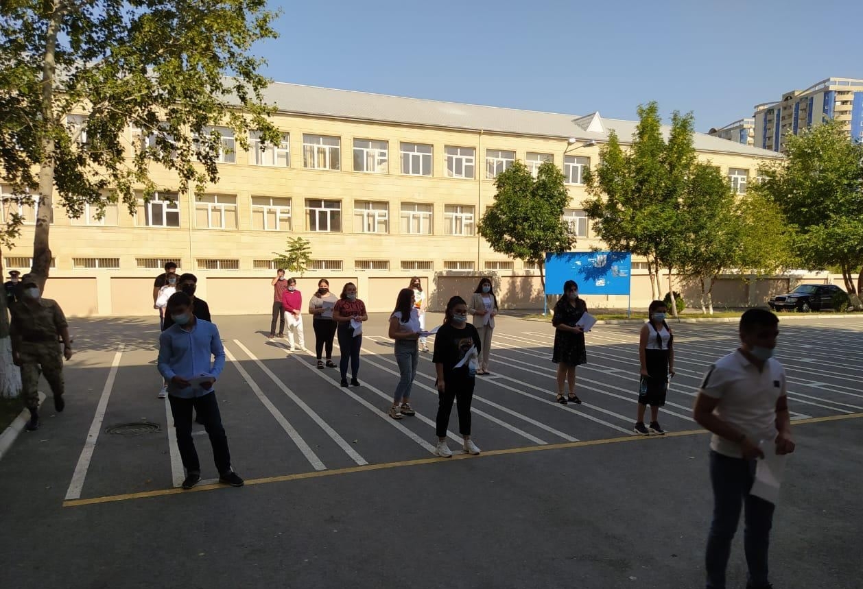 Polis paytaxtda qəbul imtahanları keçirilən ərazilərə nəzarəti gücləndirdi (FOTO)