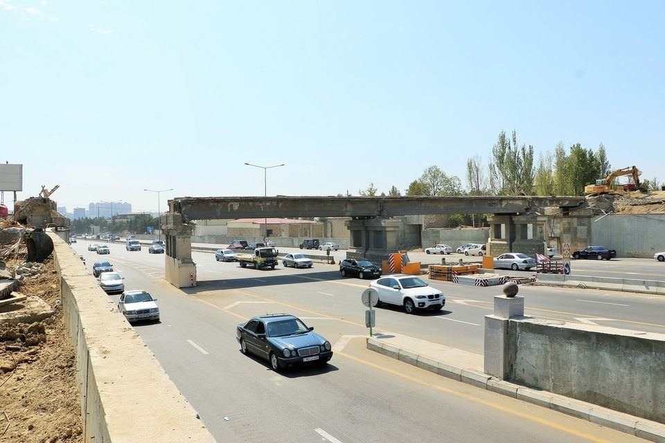 Xırdalan yolunda dəmir yolu körpüsünün söküntüsünə başlanılıb (FOTO)