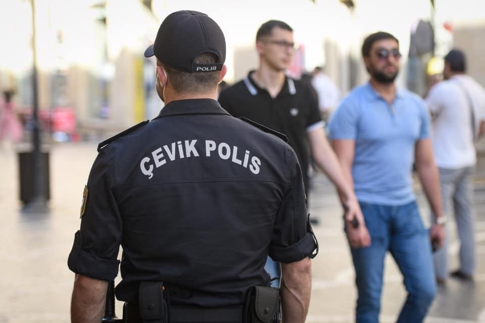 Valideynlərini təhqir edən polis əməkdaşı xidmətdən xaric edildi