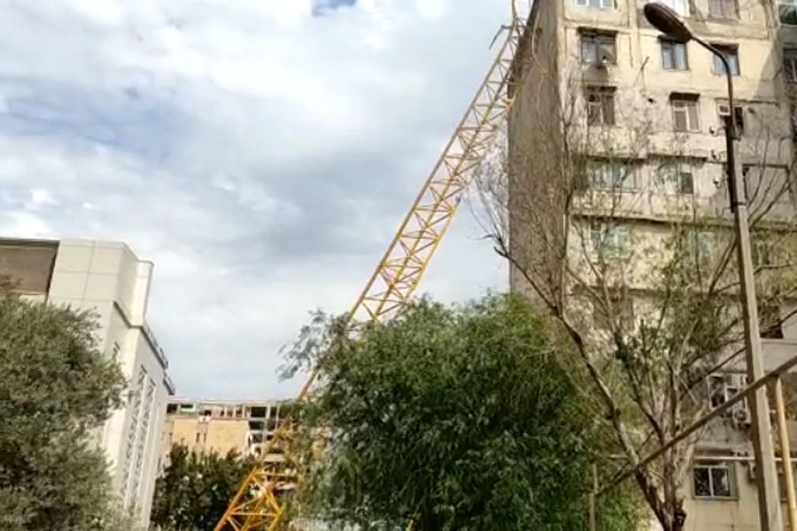 Bakıda kran aşması nəticəsində 1 nəfər ölüb - RƏSMİ