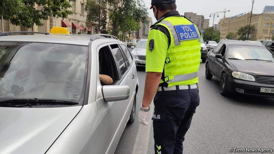 Bakı polisi marşrut avtobuslarında maskalarla bağlı reydlərə keçirir