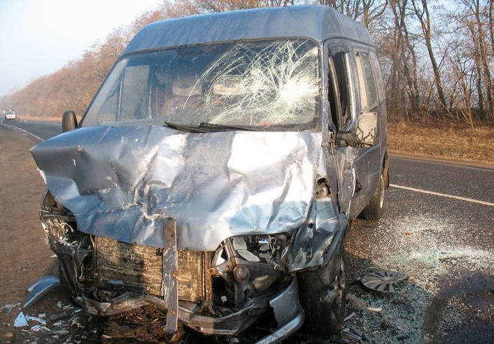 Bakıda mikroavtobus  yük avtomobilinə çırpılıb: 1 ölü, 3 yaralı