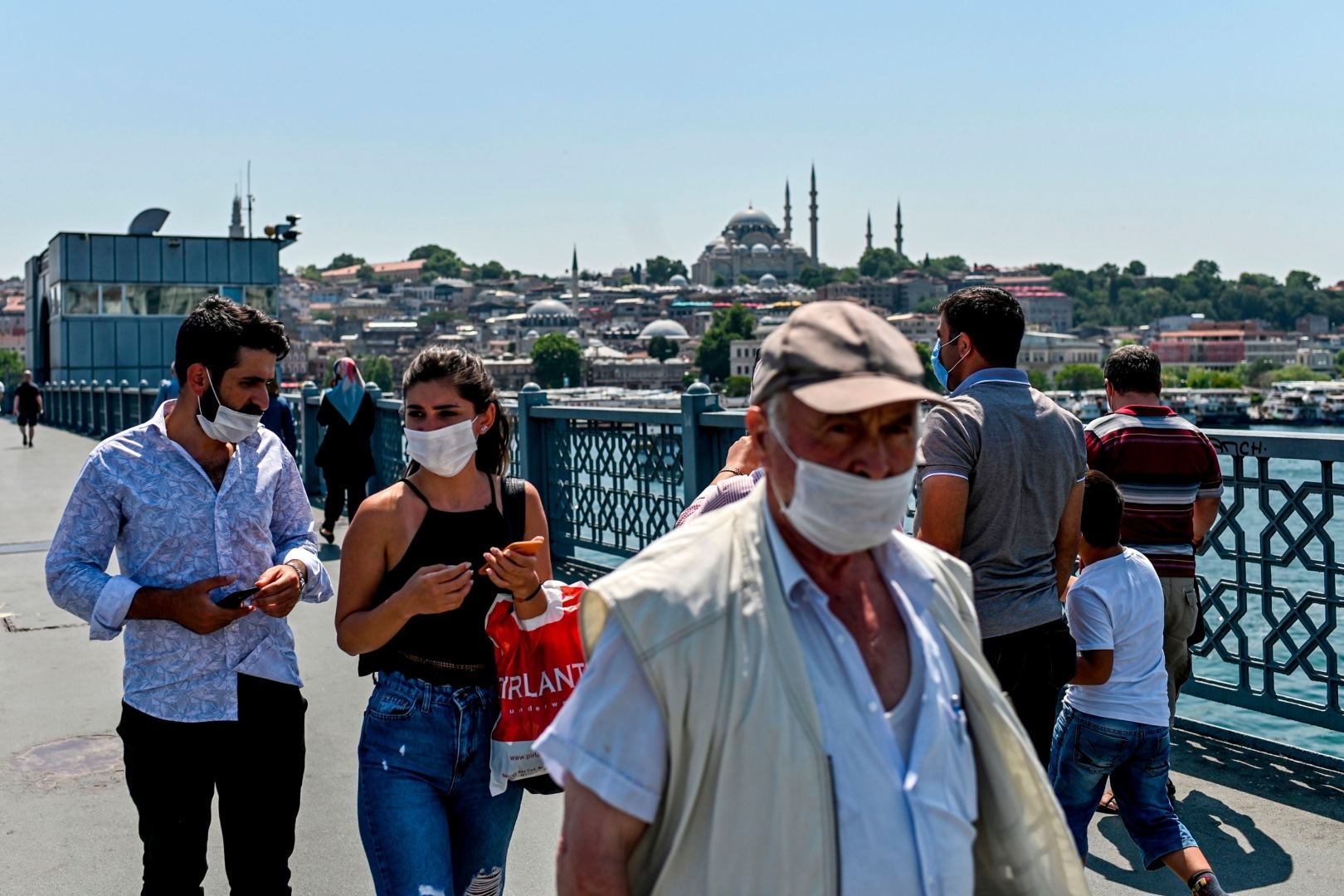 Türkiyədə koronavirusdan ölənlərin sayı 7 minə yaxınlaşır