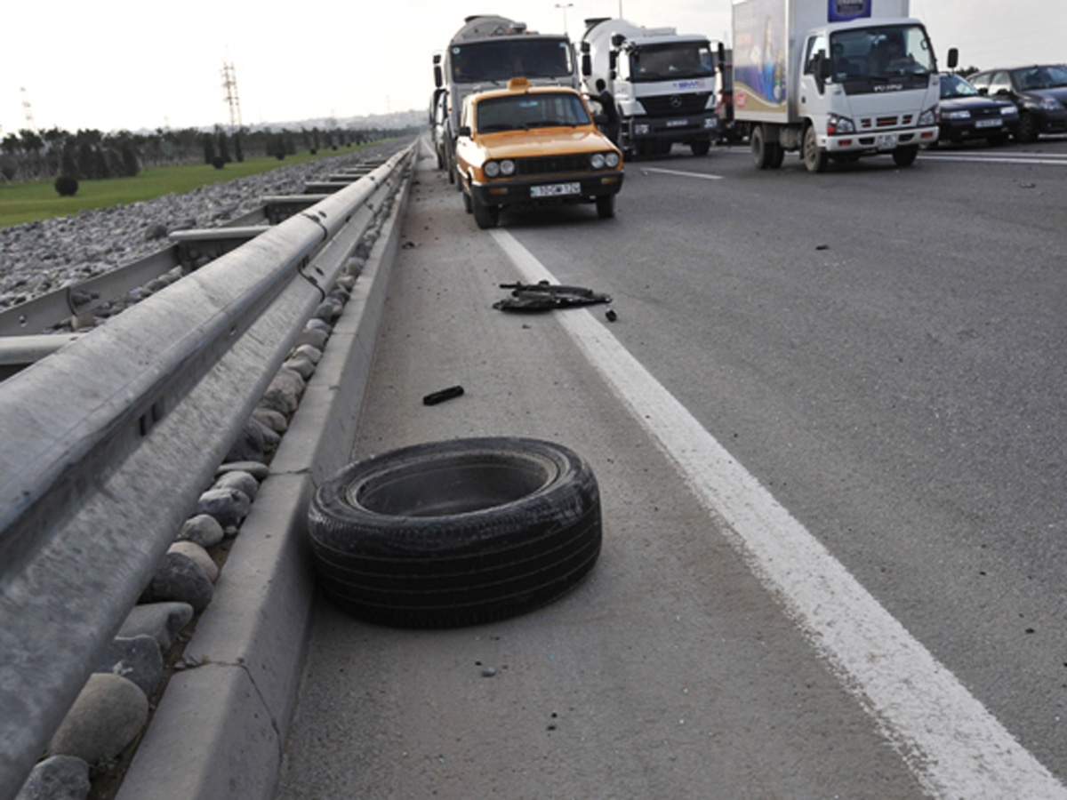 Salyanda “Renault” yol kənarındakı maneəyə çırpılıb, xəsarət alan var