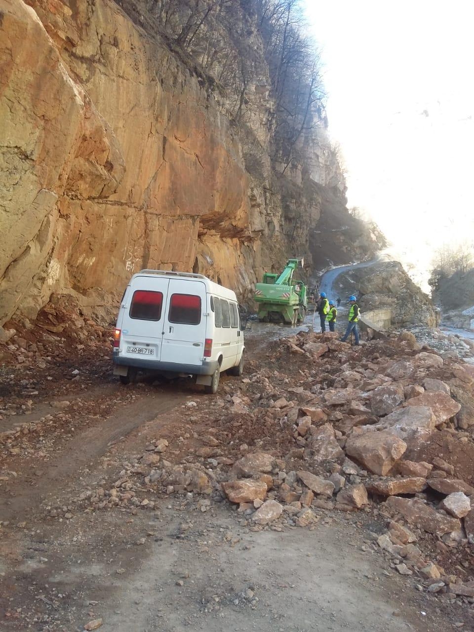 İranda yolda uçqun olub: 1 ölü, 3 yaralı