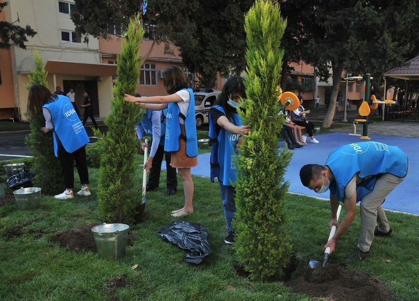 Paytaxtda abadlaşdırılan növbəti həyət sakinlərin istifadəsinə verilib (FOTO)