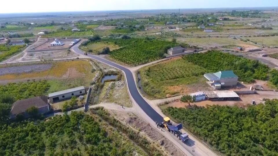 Kürdəmirdə 3 kəndi birləşdirən yolun yenidən qurulması yekunlaşmaq üzrədir (FOTO)