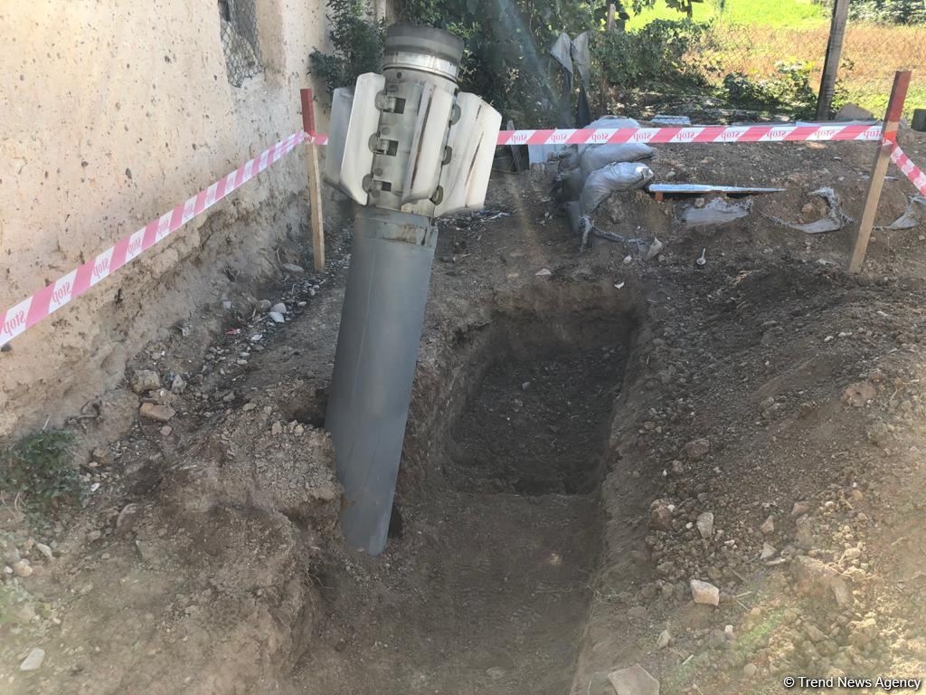 Goranboyda evin həyətinə düşüb partlamayan erməni raketi (FOTO)