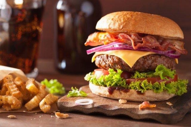 Kaliforniyalı qadın 10 dəqiqəyə 32 burger yedi