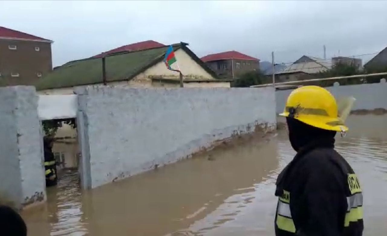 Bakıda su basmış ərazilərdən insanların təxliyəsi üçün FHN-nin qüvvələri cəlb edilib (FOTO)