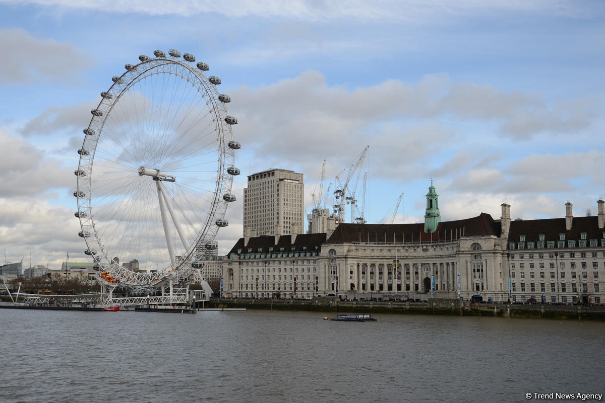 Londonda gəmi Vestminster körpüsünə çırpılıb