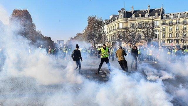 Parsidə etiraz aksiyası zamanı polislər gözyaşardıcı qazdan istifadə edib