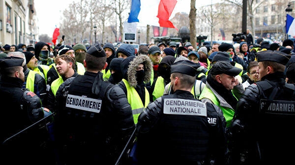 Parisdə etiraz aksiyasında 8 polis əməkdaşı xəsarət alıb