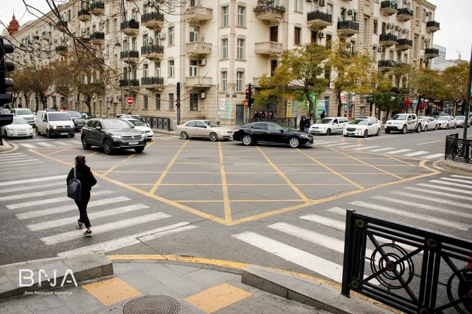 Piyadaların təhlükəsizliyi ilə bağlı yol kəsişmələrində aparılan işlər yekunlaşır - BNA (FOTO)